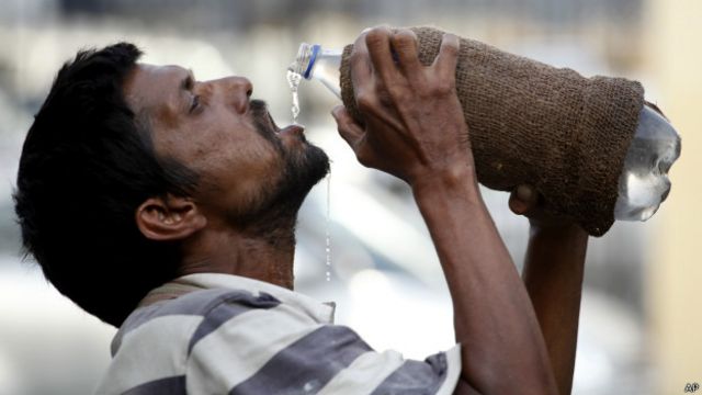 En India llevan 15 días sufriendo una ola de calor que ya ha provocado la muerte de cerca de 2.200 personas.