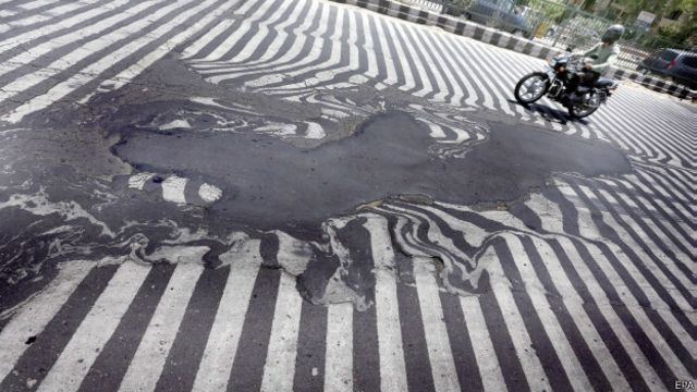 Las imágenes muestran el asfalto derretido.