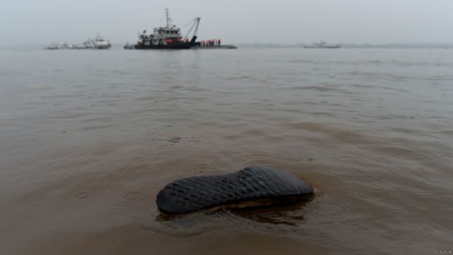 沉船附近一隻鞋子在江面浮動（新華社圖片2/6/2015）