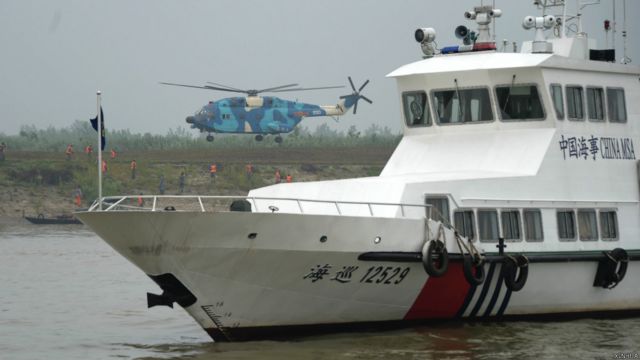 救援船隻和飛機在沉船現場附近展開搜尋（新華社圖片2/6/2015）