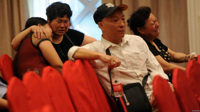 東方之星號乘客家屬在南京的臨時接待點相擁痛哭（新華社圖片2/6/2015）