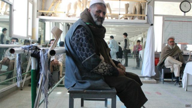 میلیون ها دلار پول معلولان و بازماندگان کشته شدگان جنگ های افغانستان به جیب مافیا می رود Bbc News فارسی