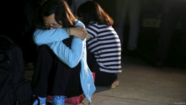 “东方之星”邮轮遇难者家属焦急等待消息。