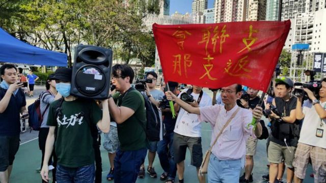 有「本土派」示威者上前喊話，指責支聯會出賣香港。