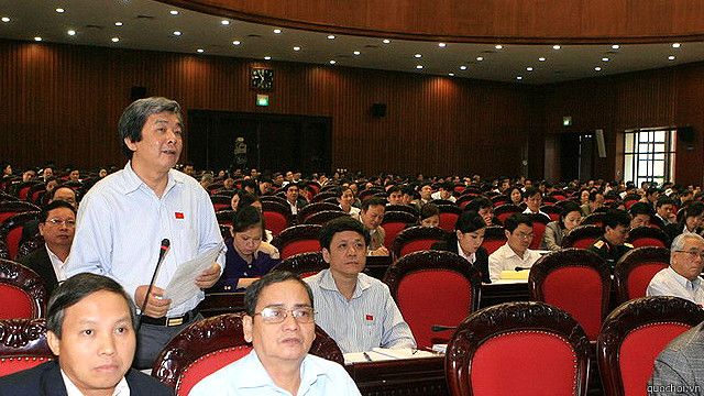 Đại biểu Quốc hội Hà Minh Huệ, Phó Chủ tịch Hội Nhà báo Việt Nam, trong một lần phát biểu tại Quốc hội Việt Nam.