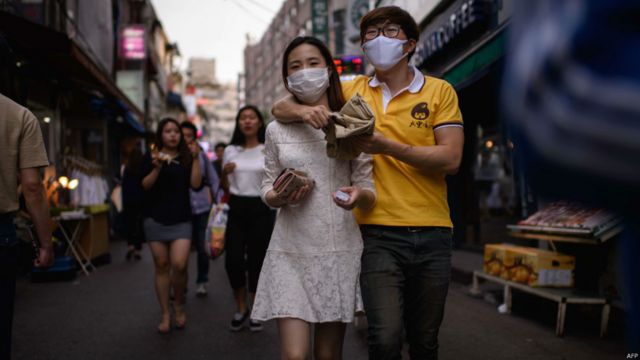 韓國首爾弘大地區街頭一對情侶帶著口罩逛街(7/6/2015)
