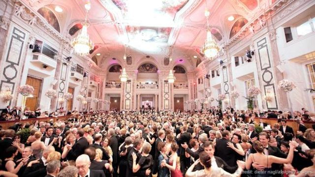 霍夫堡宫（Hofburg Palace）的皇家舞会（Kaiserball）（图片来源：Dieter Nagl/AFP/Getty Images）