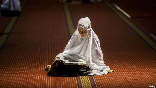 Kedatangan Islam ke wilayah Nusantara melalui proses pembahasaan dan pribumisasi sehingga Islam menjadi tertanam dalam budaya Indonesia.