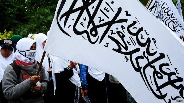 Organisasi Hizbut Tahrir Indonesia juga mempertanyakan sikap yang memperhadapkan konsep Islam Nusantara dengan Islam di Timur Tengah yang dianggap tidak tepat.