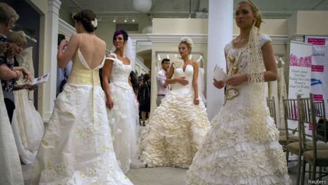 Un vestido de novia de papel higiénico gana premio de US$ - BBC News  Mundo