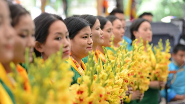 凖備向達賴喇嘛獻花的女信徒