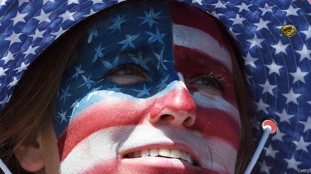 臉上塗上國旗的美國球迷