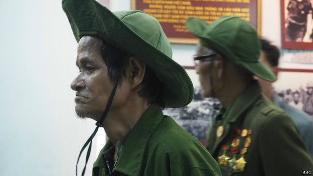 越南老戰士參觀廣義省美萊村大屠紀念館