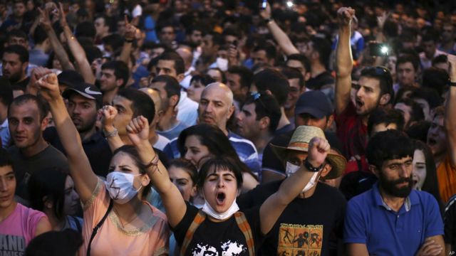 Протестующие в Ереване