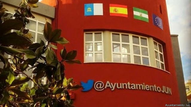 El ayuntamiento de Jun luce orgulloso el pájaro Larry en su fachada.