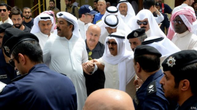 امیر کویت به دنبال بمبگذاری در مسجد شیعیان، به این مسجد رفت