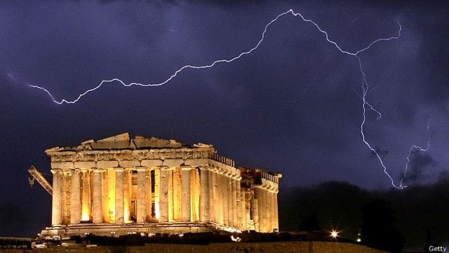 Un relámpago ilumina el Partenón en Atenas.