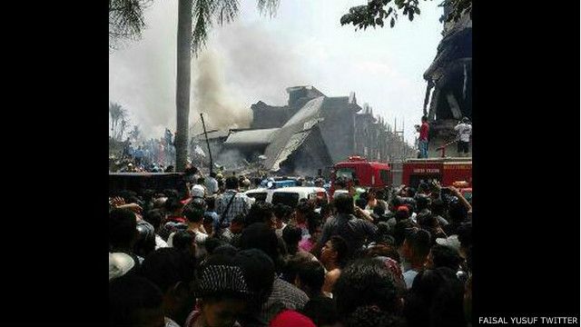 Pesawat Hercules jatuh dekat di dekat Lanud Soewondo, bekas Bandara Polonia Medan.