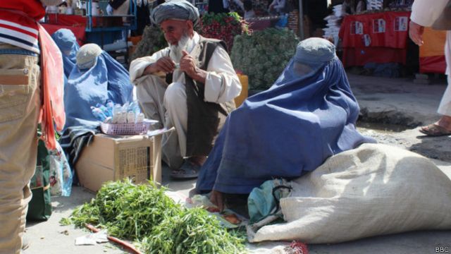 زنان فروشنده افغان و مشکلات رقابت در بازار Bbc News فارسی