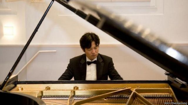 CNN Portugal on LinkedIn: Hugo nunca teve aulas de música mas toca piano  como ninguém: como um jogo…