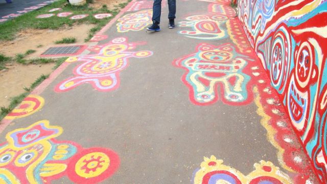 台中彩虹眷村一段畫上了畫的人行道