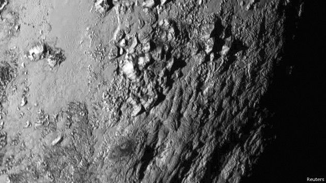 Foto terbaru menunjukkan bukti bahwa di permukaan Pluto ada gunung dan aktivitas geologi yang aktif mirip seperti Pegunungan Rocky