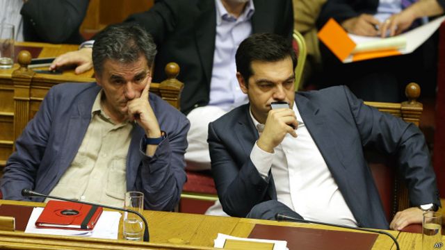 Премьер-министр Греции Алексис Ципрас и министр финансов Евклид Цакалотос в зале заседаний парламента