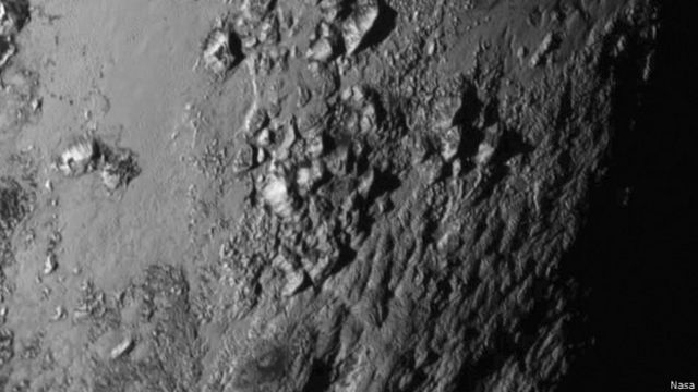 La imagen de alta resolución permite ver claramente la topografía rugosa de Plutón.