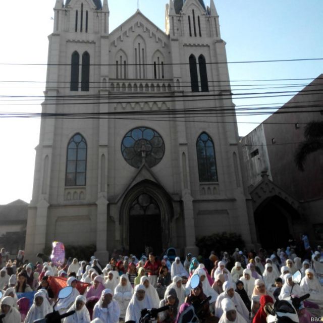 Umat Muslim Di Malang Salat Ied Di Halaman Gereja Bbc News Indonesia