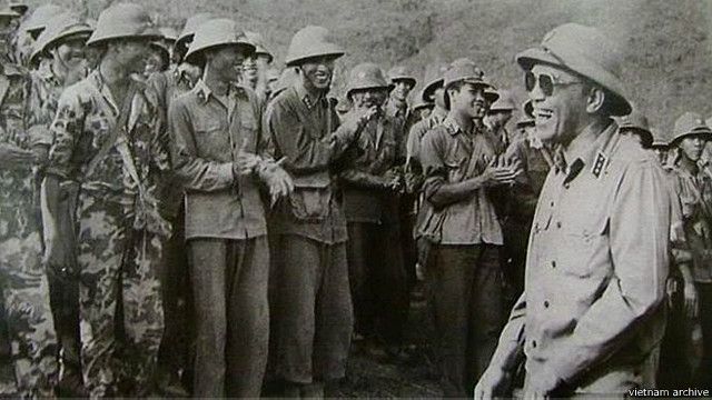 Tướng Đoàn Khuê lên gặp gỡ các binh sỹ Sư đoàn 312 của quân đội Việt Nam 'vừa hoàn thành nhiệm vụ' ở mặt trận Vị Xuyên.