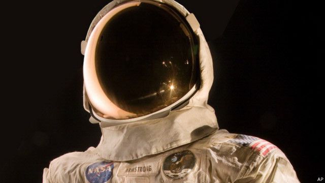 NASA galang dana untuk selamatkan baju Neil Armstrong - BBC ...