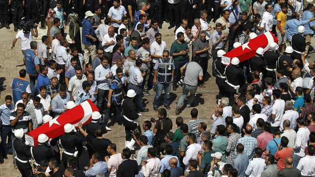 شيعت تركيا جثماني شرطيين قتلا الأربعاء في إطلاق نار.