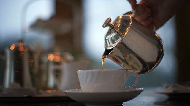 Çay da daxil olmaqla bəzi içki və qida növləri diş minasının rəngini tutqunlaşdırır