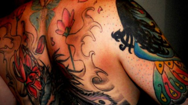 Tatuadora cobre cicatrizes para ajudar mulheres vítimas de violência a  resgatar autoestima - BBC News Brasil
