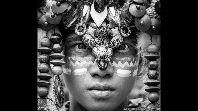 印度尼西亞東爪哇的一場時裝秀，攝影者：Sue O'Connell 