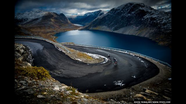 挪威叢山中的蜿蜒道路，攝影者：Piotr Trybalski