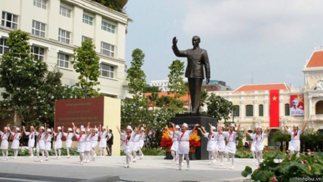Tượng Hồ Chí Minh trên đường Nguyễn Huệ vừa được khánh thành vào tháng 5/2015