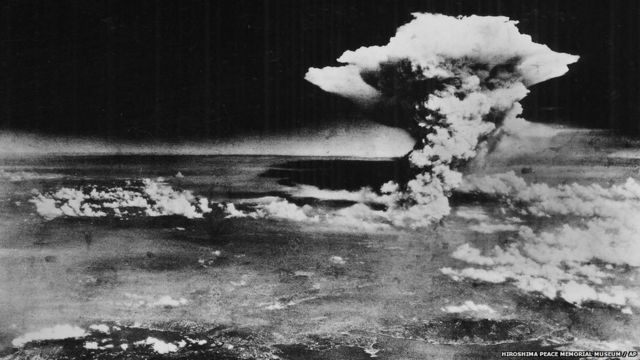 美國B-29超級堡壘轟炸機投擲原子彈後，磨菇雲籠罩廣島。廣島和平紀念資料館 / 美聯社