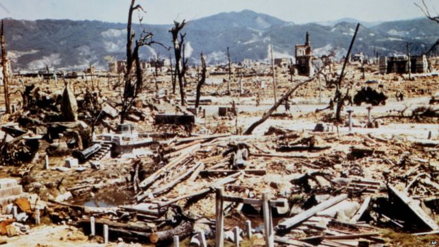 美國陸軍通信兵的照片顯示，原爆後，廣島滿目瘡痍。這張照片拍攝日期不詳，不過應該在原爆後不久拍攝。美聯社