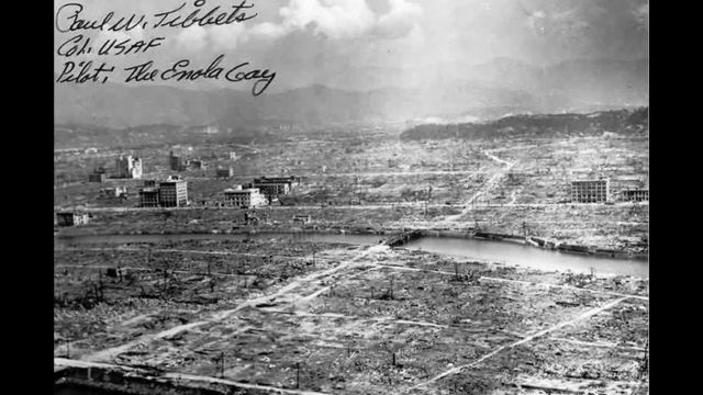廣島原爆後，一片頹敗。左上角是機師保羅·蒂貝茨的簽名