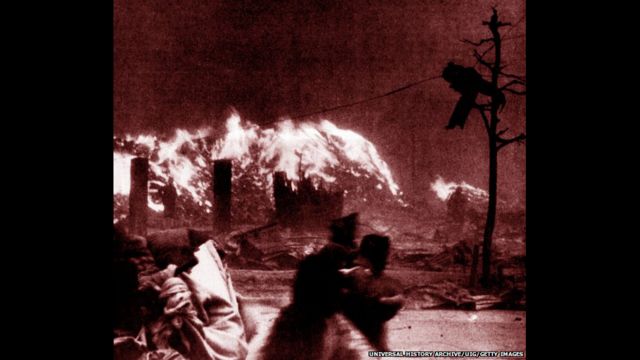 原爆後，廣島各地都有火災。Universal History Archive/UIG/Getty Images