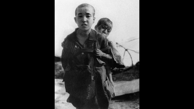 1945年8月10日拍攝的照片中，一對兄弟在廣島原爆生還。法新社