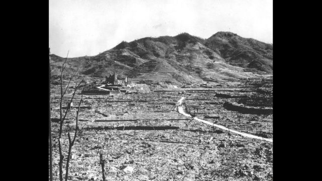 美軍投下原子彈後，長崎的浦上教會在一片廢墟中佇立。美聯社