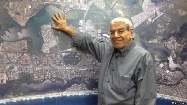 Carlos Carvalho mostra terrenos (Foto: BBC Brasil)