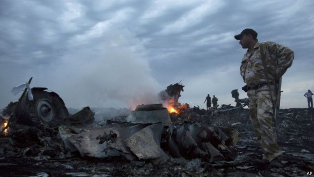 Ditemukan 'potongan rudal' di lokasi jatuhnya MH17 - BBC ...