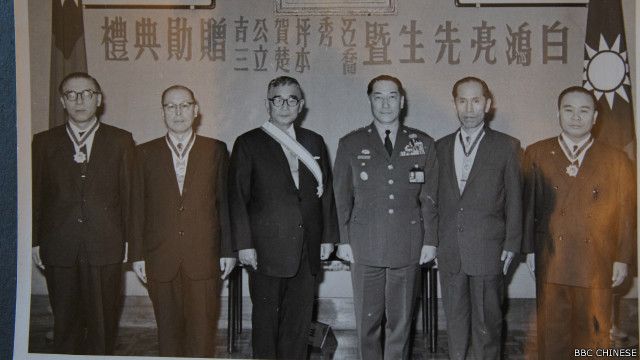 蔣緯國（右三）與白鴻亮（左三）率領的白團最後留在台灣的4名成員合影，左二是化名喬本的大橋策郎