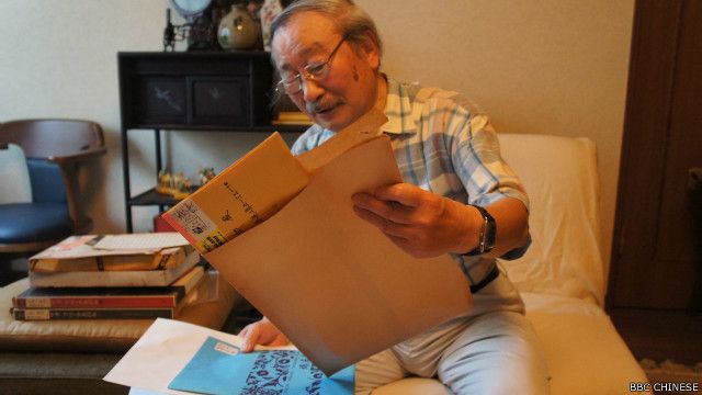 橋本一德拿出大信封裏的海外來信對BBC中文網記者說,他的父親花了些心思查蔣緯國身世