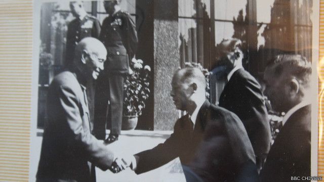 蔣介石與參加白團赴台任軍校教官並取名為喬本的大橋策郎握手