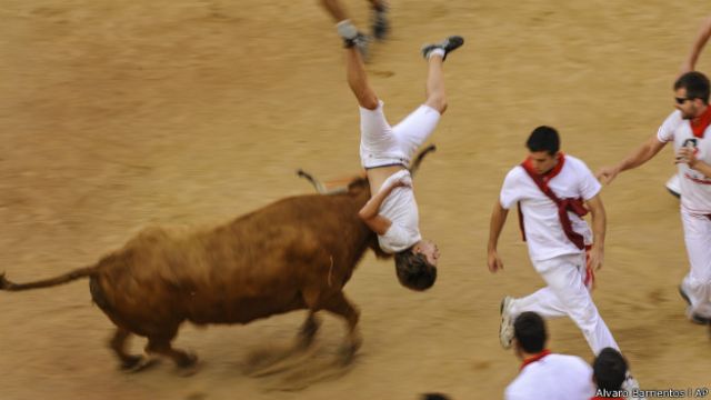 Extreme Pamplona: O touro e pessoas malucas atrás de mim 