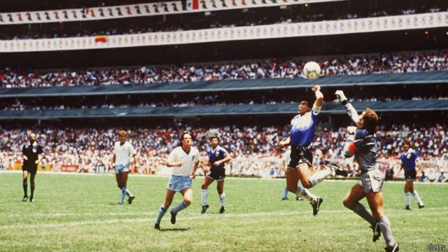 Maradona marcó el primer gol frente a Inglaterra gracias a la que bautizó "La mano de Dios".